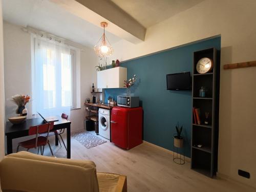 un soggiorno con frigorifero rosso e tavolo di Appartamento in Pomposa, nel cuore della città a Modena