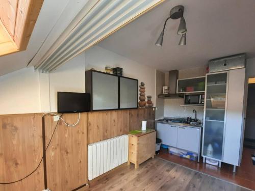 - une cuisine avec des murs en bois et un comptoir dans l'établissement Studio lumineux, bien équipé au cœur de la station, idéal pour 2 adultes et 1 enfant. - FR-1-592-60, à Bolquère-Pyrénées 2000