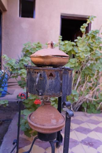 an old stove with a bowl on top of it at CHEZ MANAR in Ouarzazate