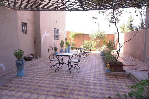 a patio with tables and chairs on a courtyard at CHEZ MANAR in Ouarzazate