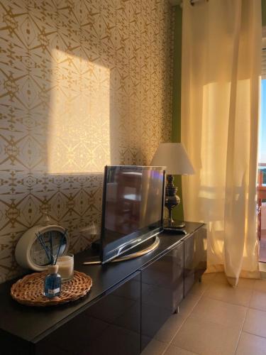 una sala de estar con una pecera en una cómoda en Apartamento MARINA PLAYA, primera linea de mar en Blanes