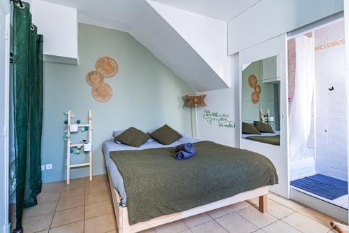 a bedroom with a bed and a bathroom with a shower at Appart'Hotel NuiteeJour Versailles Saint Cyr l'Ecole in Saint-Cyr-lʼÉcole