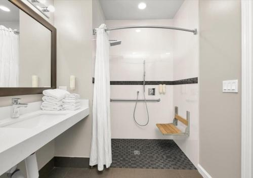 Un baño de Motel 6 San Francisco, CA Great Highway
