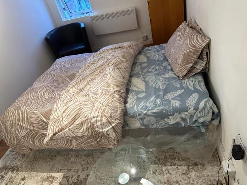 a bed in a room with a glass table at FLAT 5 37A LONDON ROAD in London