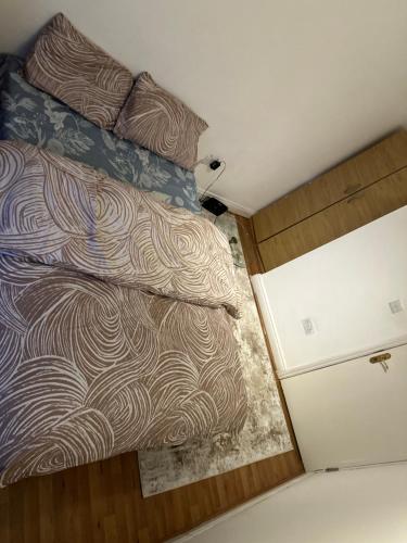 a bed in a small room with a bed sqor at FLAT 5 37A LONDON ROAD in London
