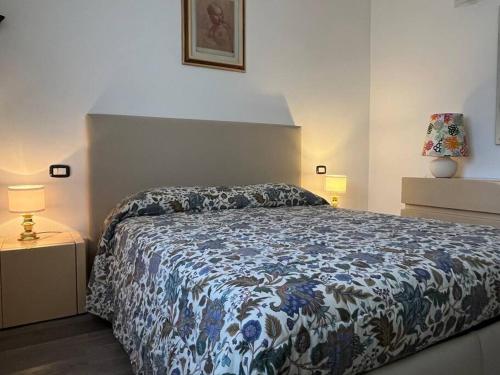een slaapkamer met een bed met een blauw en wit dekbed bij San Gaggio Apartment with Patio in Florence