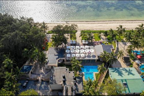 uma vista aérea de um resort com piscina e praia em Charchoma Restaurant em Mombaça