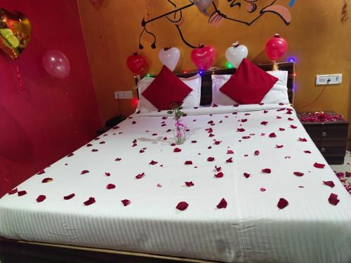 Un dormitorio con una cama con corazones rojos. en Abhinandan House stay en Prayagraj