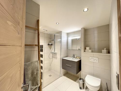 une salle de bain avec une douche, des toilettes et un lavabo dans l'établissement STELLA - Les Gets - Centre village, aux Gets