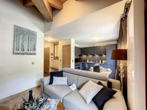 un salon avec un canapé et une cuisine dans l'établissement STELLA - Les Gets - Centre village, aux Gets