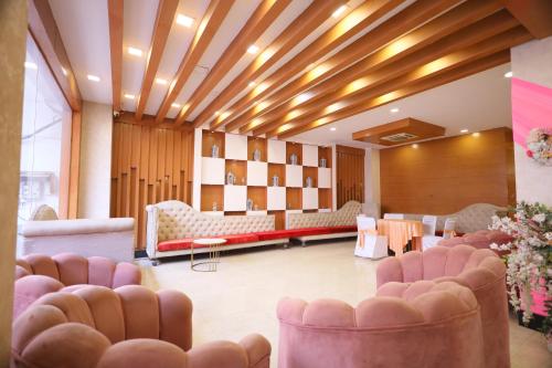eine Lobby mit Sofas und einem Wartezimmer in der Unterkunft Hotel Wedlock sector 47 in Gurgaon