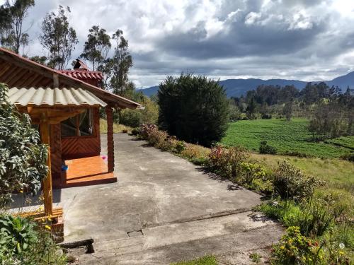 Pemandangan gunung umum atau pemandangan gunung yang diambil dari rumah percutian