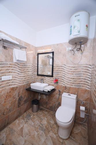 uma casa de banho com um WC e um lavatório em Hotel Wedlock sector 47 em Gurgaon