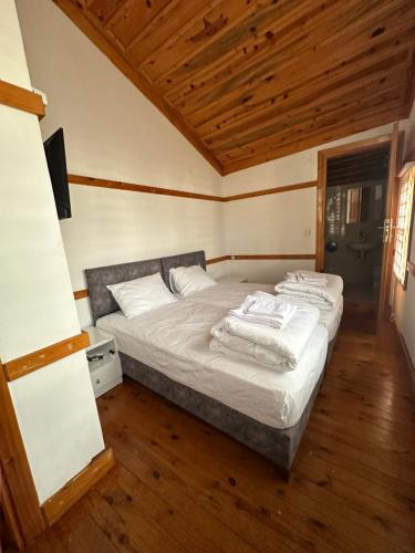 Un pat sau paturi într-o cameră la Gerze Aydın Pansiyon