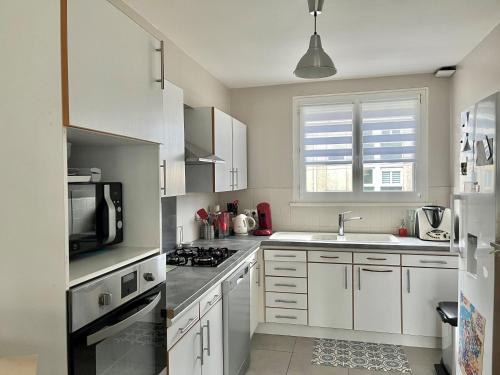 Photo de la galerie de l'établissement Maison 6 personnes avec parking privé (à 1km du circuit et à 270 mètres de l’arrêt tram T1-Jules Raimu), au Mans