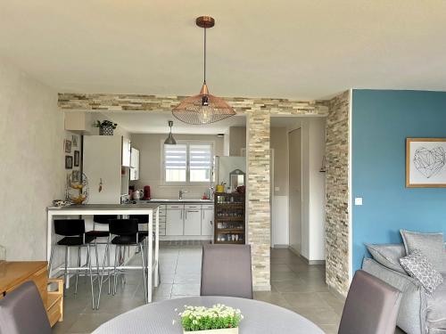 Photo de la galerie de l'établissement Maison 6 personnes avec parking privé (à 1km du circuit et à 270 mètres de l’arrêt tram T1-Jules Raimu), au Mans