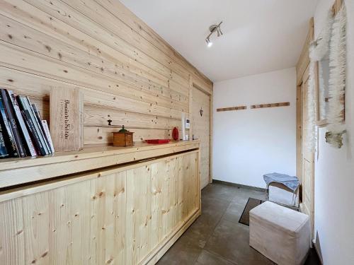 une pièce avec des murs en bois et un comptoir avec des livres dans l'établissement AMBRE BLANCHE A106 - Les Gets - Centre village, aux Gets