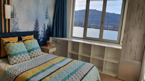 サン・ヴァリエにあるMaison jacuzzi, hammam et saunaのベッドルーム1室(ベッド1台、景色を望む窓付)