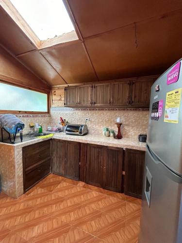 Dapur atau dapur kecil di CASA LA KOCHA, Cabin, Hostal en la Laguna de la Cocha