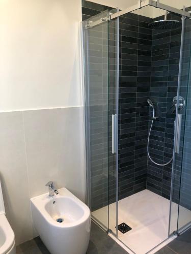 a bathroom with a shower and a toilet and a sink at Villa panoramica sulle colline del Monferrato in Calamandrana