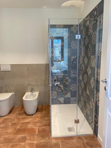 a bathroom with a shower and a sink at Villa panoramica sulle colline del Monferrato in Calamandrana