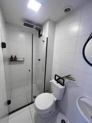 ein Bad mit einer Dusche, einem WC und einem Waschbecken in der Unterkunft Confortavel apartamento em SP in São Paulo