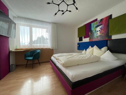 Schlafzimmer mit einem Bett mit Wandgemälde in der Unterkunft Hotel Lucia - 3 Sterne Superior in Damüls