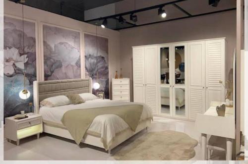 een slaapkamer met een groot bed en een dressoir bij Rojda Apartman in Istanbul