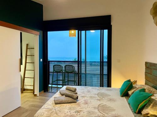 - une chambre avec un lit et une vue sur l'océan dans l'établissement Aloes - Villa Salba. Panoramic view., à L'Étang-Salé