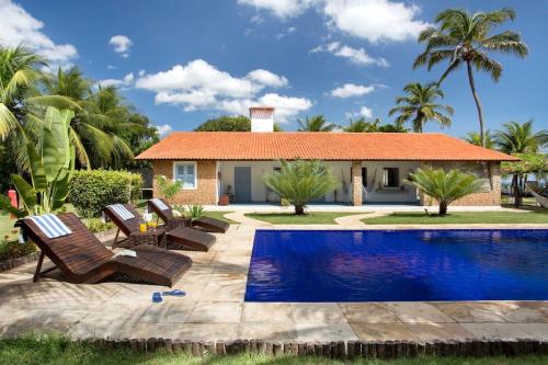 Villa con piscina frente a una casa en Beachfront 7-bedroom Villa in Taiba - Kitesurfing Paradise, en São Gonçalo do Amarante