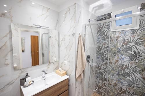La salle de bains est pourvue d'un lavabo et d'une douche. dans l'établissement Effedi Loft, à Barletta