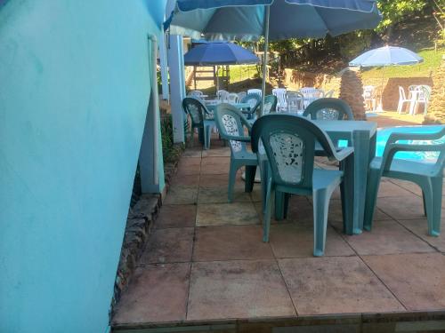 eine Reihe von Tischen und Stühlen mit Sonnenschirmen in der Unterkunft POUSADA BELA VISTA in Conde
