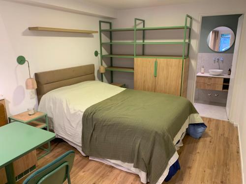 Tempat tidur dalam kamar di CASA MARU - La Verde