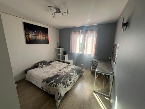 une petite chambre avec un lit et un bureau dans l'établissement Villa 3 chambres avec Piscine, à Saint-Laurent-de-la-Salanque