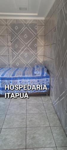 Hospedaria Itapuã في سانتاريم: سرير في غرفة مع جدار من البلاط