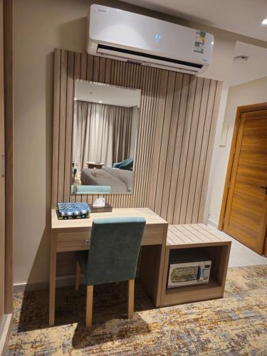 a room with a desk and a mirror at فندق سي قل - Sea gull Hotel in Umm Lujj