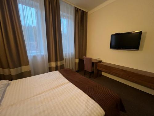 Televisyen dan/atau pusat hiburan di Hotel Sofiivka
