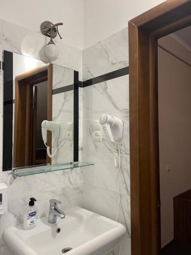 Bilik mandi di Hotel Sofiivka