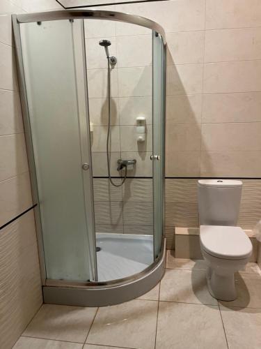 Bilik mandi di Hotel Sofiivka