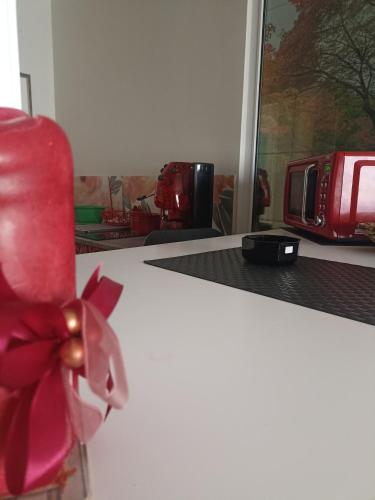 un fiocco rosso sopra un piano di lavoro bianco di open a Potenza