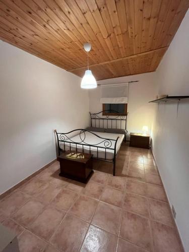 Cette chambre dispose de deux lits et d'un plafond en bois. dans l'établissement MER MAISON, à Marina di Modica