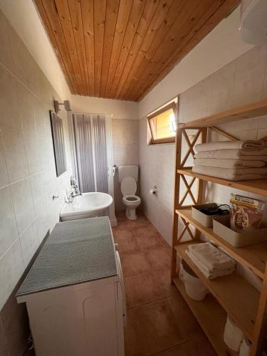 La petite salle de bains est pourvue de toilettes, d'un lavabo et d'un lavabo. dans l'établissement MER MAISON, à Marina di Modica