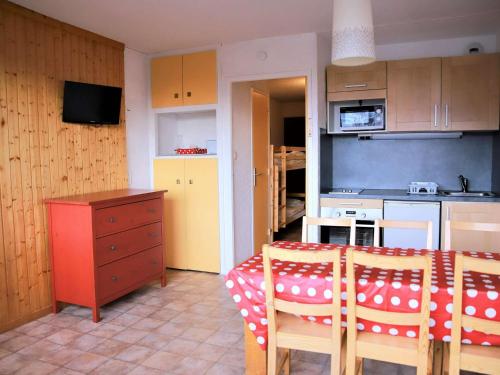Studio cabine rénové, grand balcon, 6 couchages, 300m des pistes d'Auris en Oisans - FR-1-297-34