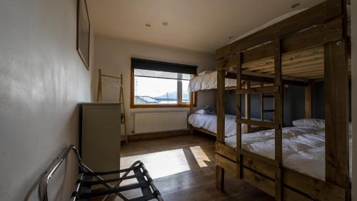Divstāvu gulta vai divstāvu gultas numurā naktsmītnē Hostel Belator Experience