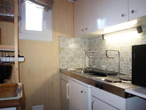 une cuisine avec un évier et un plan de travail dans l'établissement Studio cosy pour 4 personnes proche des pistes - FR-1-322-188, aux Orres