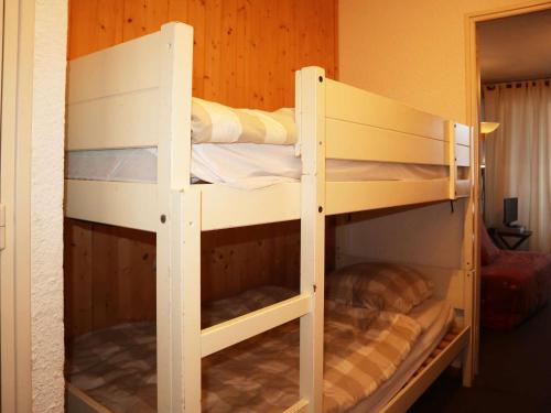quelques lits superposés dans une chambre dans l'établissement Studio cosy pour 4 personnes proche des pistes - FR-1-322-188, aux Orres