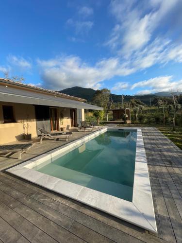 - une piscine dans une arrière-cour avec une maison dans l'établissement Maison de campagne entre Ajaccio et Porticcio, à Cauro