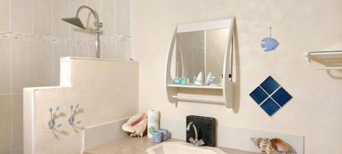 bagno con lavandino e specchio di Villa d'une chambre avec piscine privee terrasse amenagee et wifi a Petit Bourg a Petit-Bourg