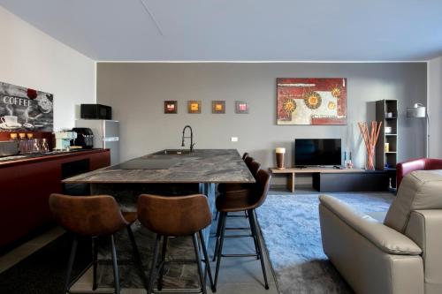 eine Küche und ein Wohnzimmer mit einem Tisch und einem Sofa in der Unterkunft Villa Gio's in Monza
