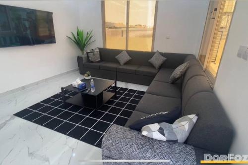 Al ‘Abdalīyah的住宿－Luxury Private Villa，客厅配有沙发和桌子
